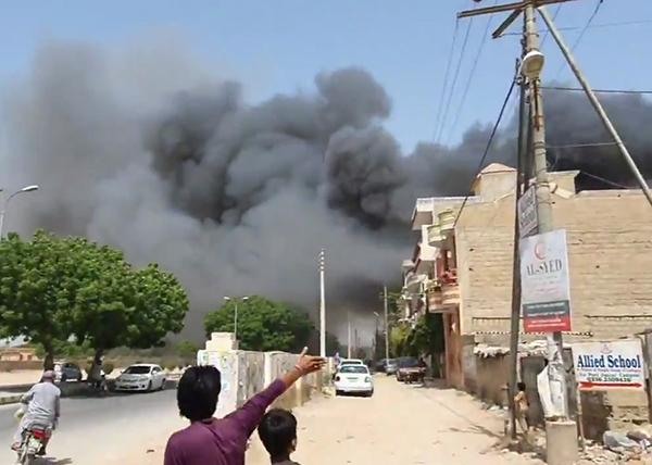 В Пакистане пассажирский самолет упал на жилые дома (видео)