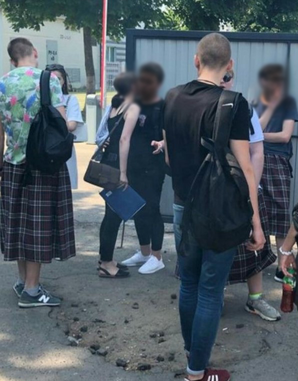 Студенты-парни из Минска пришли в колледж в юбках