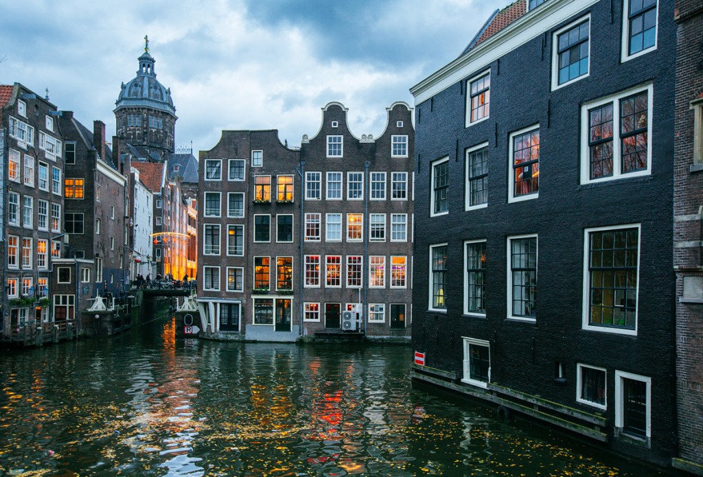 Слишком много туристов: в Амстердаме появится налог на кровать