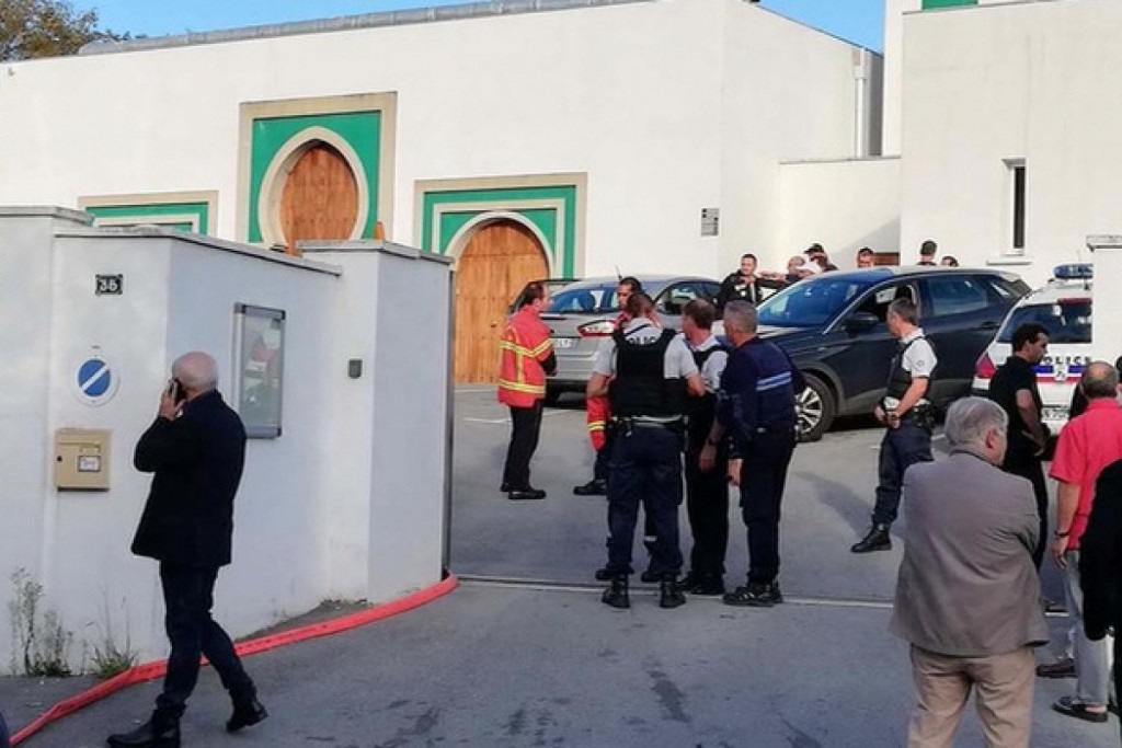 Теракт во Франции: мужчина пытался сжечь мечеть