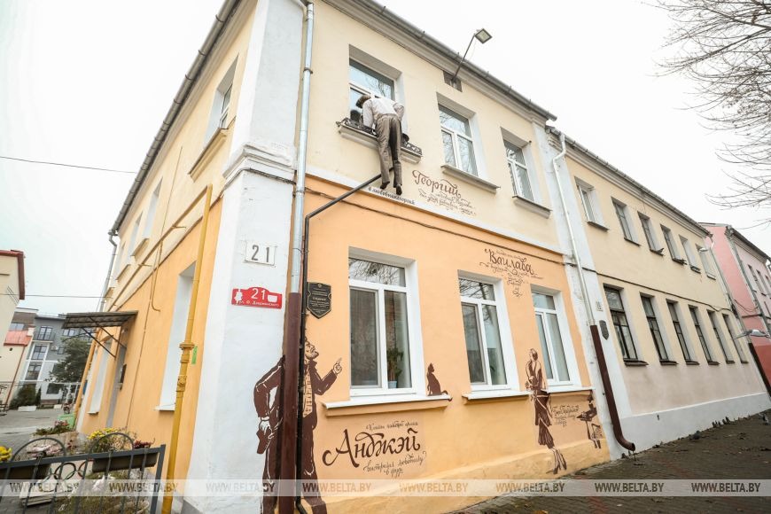 Вскоре стало известно, что мальчика переведут на лечение в Республиканский ожоговый центр. Решение было принято после того, как в Барановичи на консилиум прибыли специалисты из Минска – заведующая отделением анестезиологии и реанимации (ожоговых больных с ПИТ) клинической больницы скорой медицинской помощи Минска Лариса Золотухина и заведующий детским ожоговым отделением данного учреждения Игорь Зеленко.  Специалистам предстоит установить точную причину пожара, а пока что в МЧС призвали родителей хранить спички и зажигалки в недоступных местах, запрещать детям самостоятельно пользоваться газовыми и электрическими приборами или топить печи. Лучшая тактика: рассказать правила безопасности, не запугивая ребенка, а также объяснить, что нужно делать в различных ситуациях.