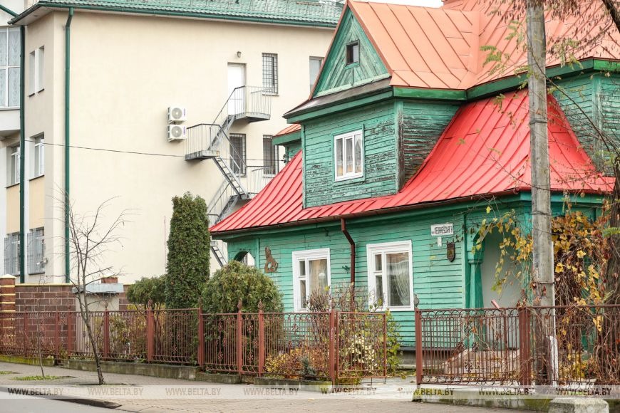 Вскоре стало известно, что мальчика переведут на лечение в Республиканский ожоговый центр. Решение было принято после того, как в Барановичи на консилиум прибыли специалисты из Минска – заведующая отделением анестезиологии и реанимации (ожоговых больных с ПИТ) клинической больницы скорой медицинской помощи Минска Лариса Золотухина и заведующий детским ожоговым отделением данного учреждения Игорь Зеленко.  Специалистам предстоит установить точную причину пожара, а пока что в МЧС призвали родителей хранить спички и зажигалки в недоступных местах, запрещать детям самостоятельно пользоваться газовыми и электрическими приборами или топить печи. Лучшая тактика: рассказать правила безопасности, не запугивая ребенка, а также объяснить, что нужно делать в различных ситуациях.