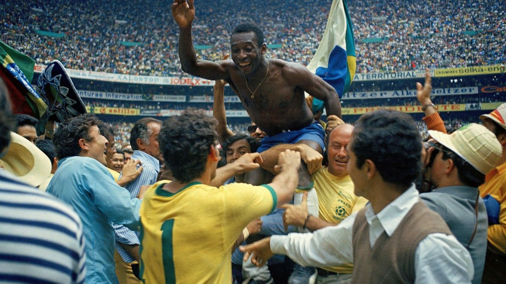 15-летнего Пеле взяли в «Сантос». Через 10 месяцев после подписания контракта его вызвали в сборную Бразилии. В итоге Пеле стал единственным троекратным чемпионом мира по футболу в качестве игрока в 1958, 1962, 1970 годах.