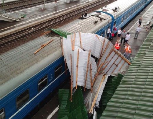 Ураган: крыша рухнула на поезд в Смоленской области (видео)