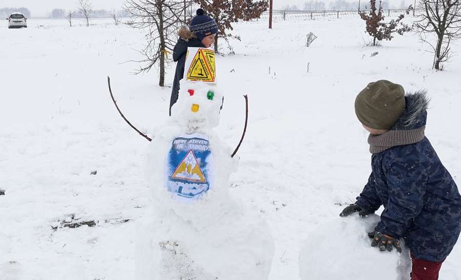 В Бресте милиция возбудила дело из-за снеговика возле аккумуляторного завода