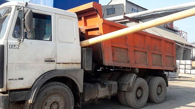 В Микашевичах грузовик зацепил трубу газопровода в промзоне