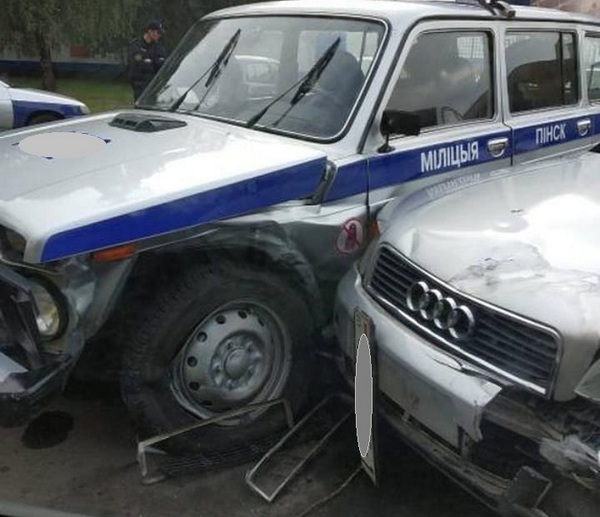 В Пинске автомобиль милиции попал в ДТП