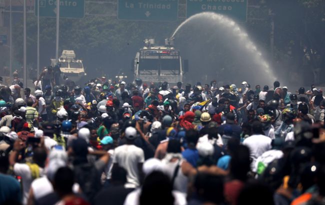 В Венесуэле бронированная машина наехала на протестующих (видео)