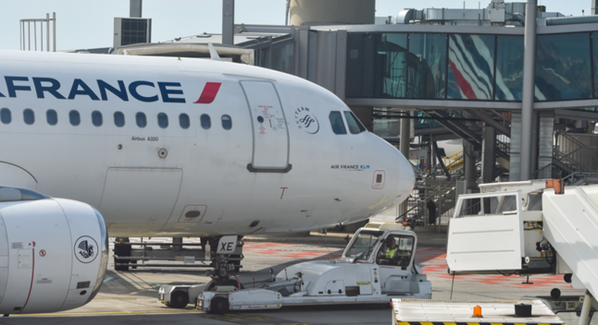 В парижском аэропорту столкнулись два пассажирских самолета