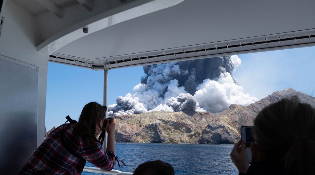 Видео. Извержение вулкана в Новой Зеландии: есть погибшие