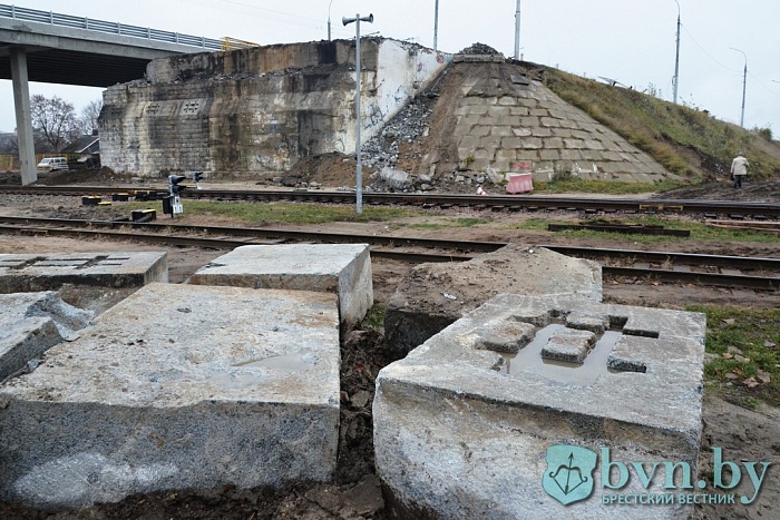 Во время реконструкции Кобринского моста обнаружили гранитные плиты времен Российской империи