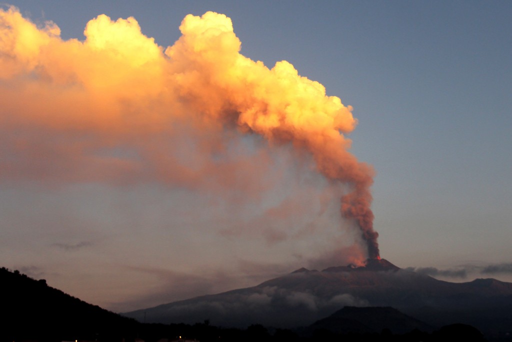 Вулкан Этна проснулся в Италии