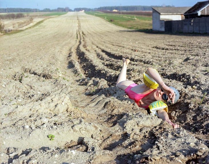 Забавные фото девушки, плывущей по полю с картошкой
