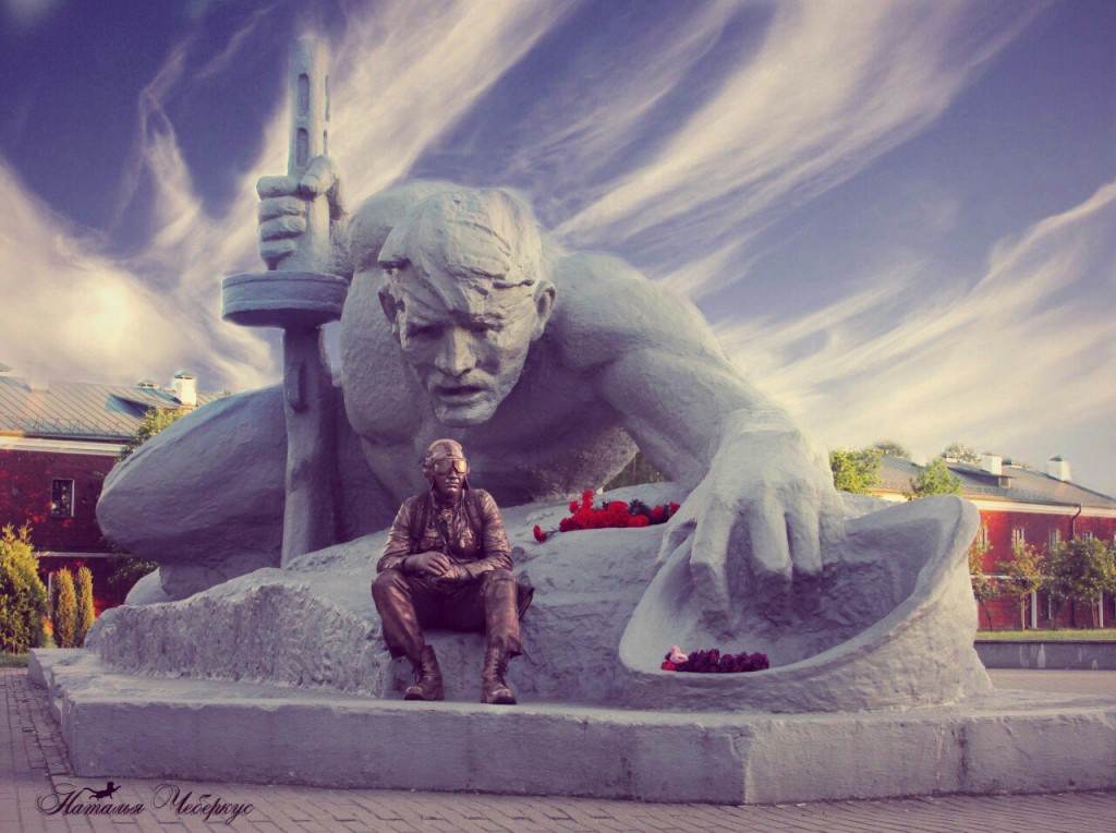 «Золотой» Яшин, «медный» летчик. Автор живых статуй Бреста рассказал о секретах работы и новых образах, которые появятся в городе