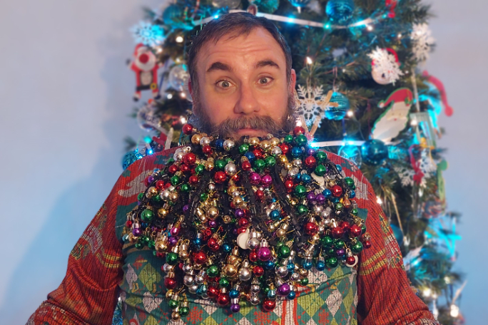 Американец украсил свою бороду 710 новогодними игрушками