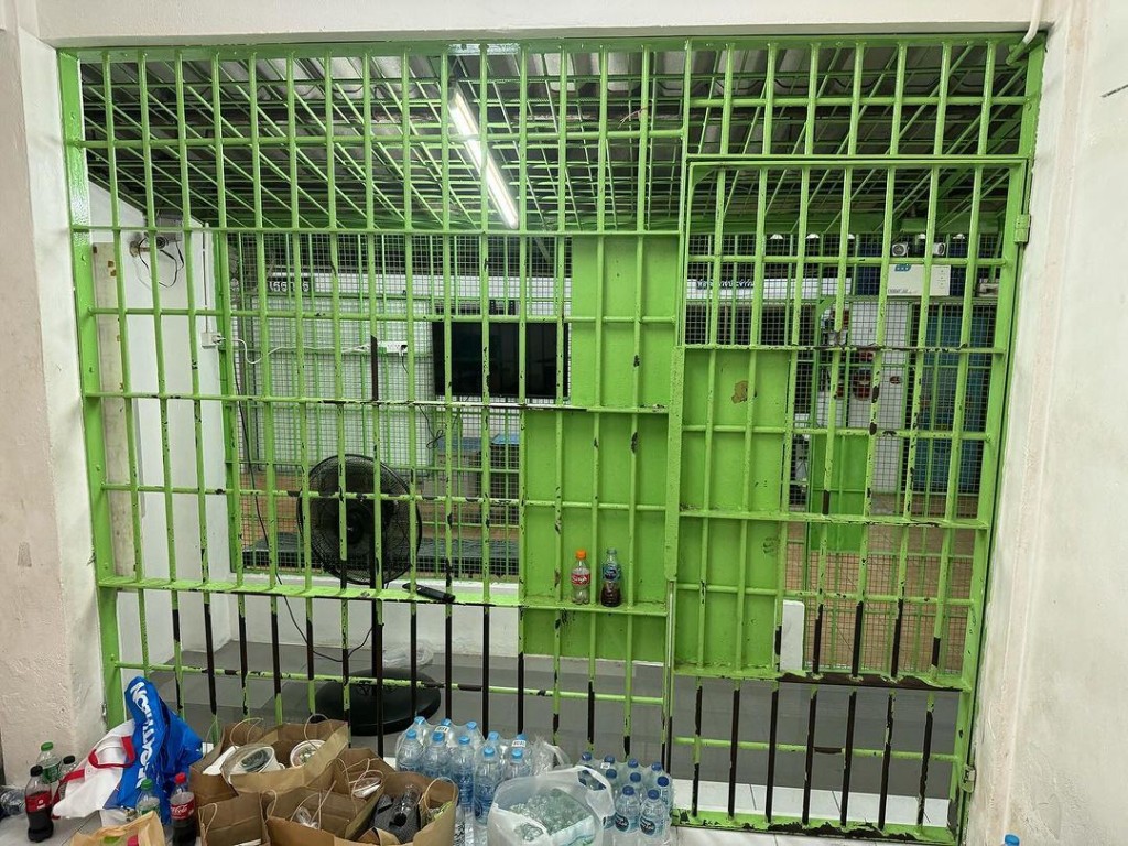 Лева из Би-2 опубликовал фото из тюрьмы в Таиланде