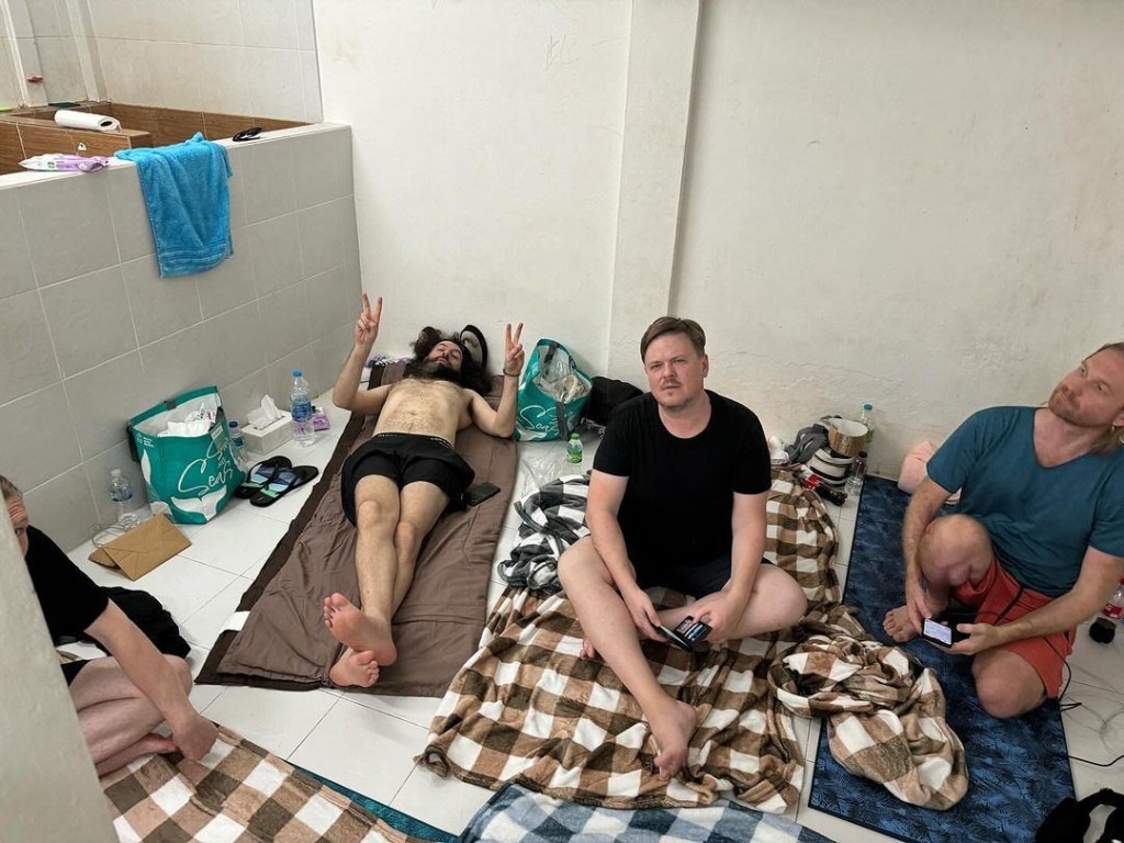 Лева из Би-2 опубликовал фото из тюрьмы в Таиланде