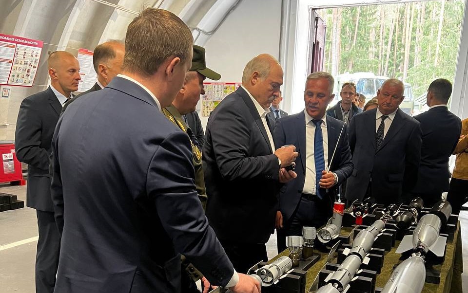 Лукашенко показывают производство боеприпасов в Беларуси