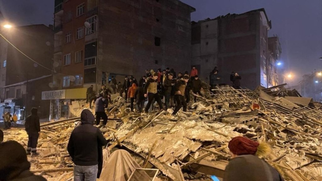 Более 100 человек погибли из-за мощного землетрясения в Турции