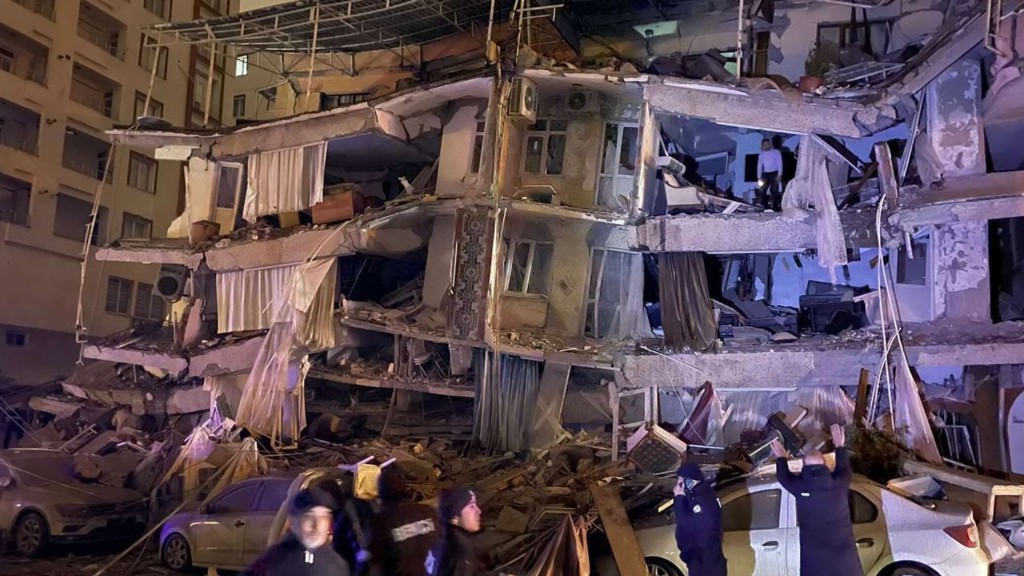 Более 100 человек погибли из-за мощного землетрясения в Турции