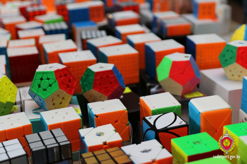 Брестский эксперт собирает кубик Рубика за секунды и учит этому других