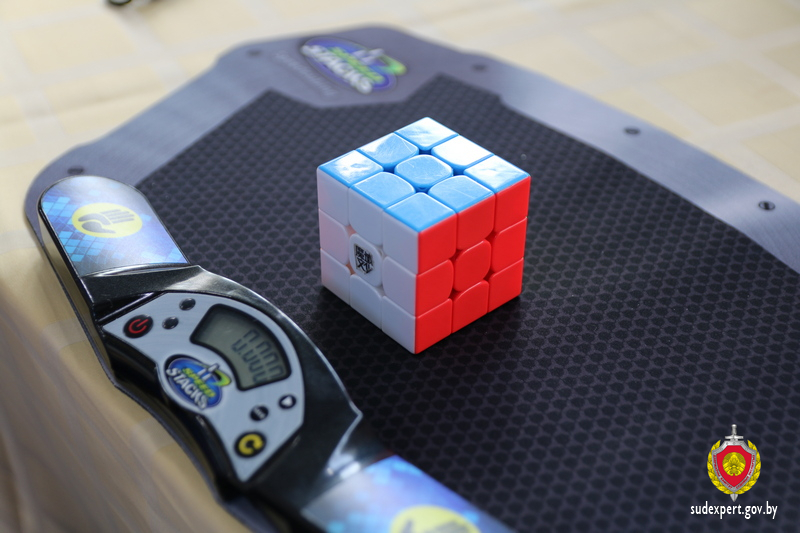 Брестский эксперт собирает кубик Рубика за секунды и учит этому других