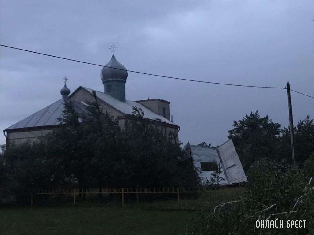 Буря в Бресте срывала крыши и валила деревья (видео)
