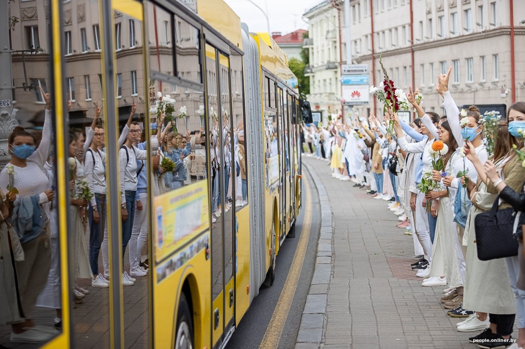 Цепи солидарности выстраиваются с утра в Минске