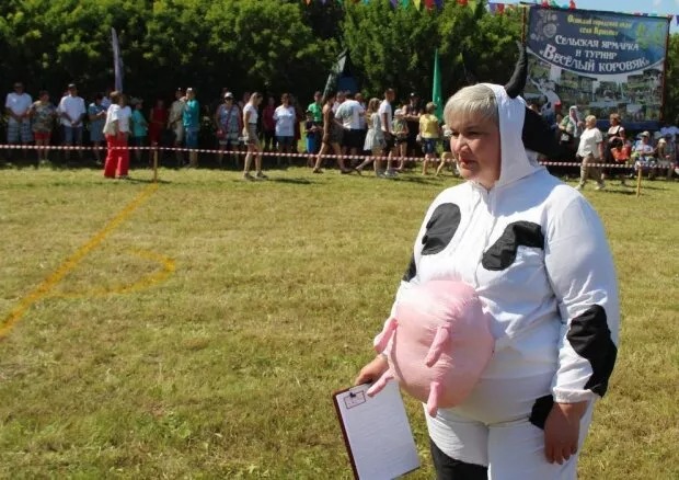 Чемпионат по метанию коровьего навоза провели в России