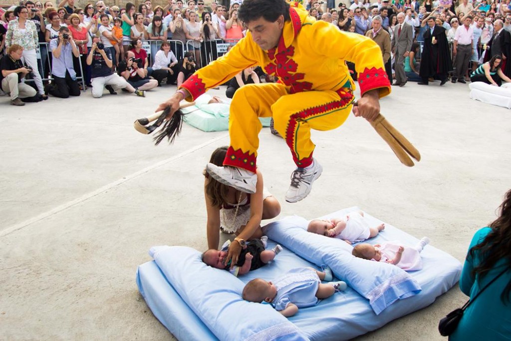 Через младенцев прыгали на празднике в Испании (видео)