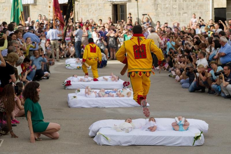 Через младенцев прыгали на празднике в Испании (видео)