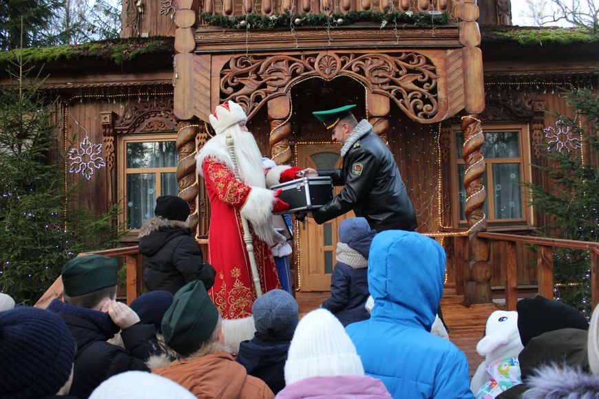 Дед Мороз приказал пограничникам пропустить Новый год в Беларусь