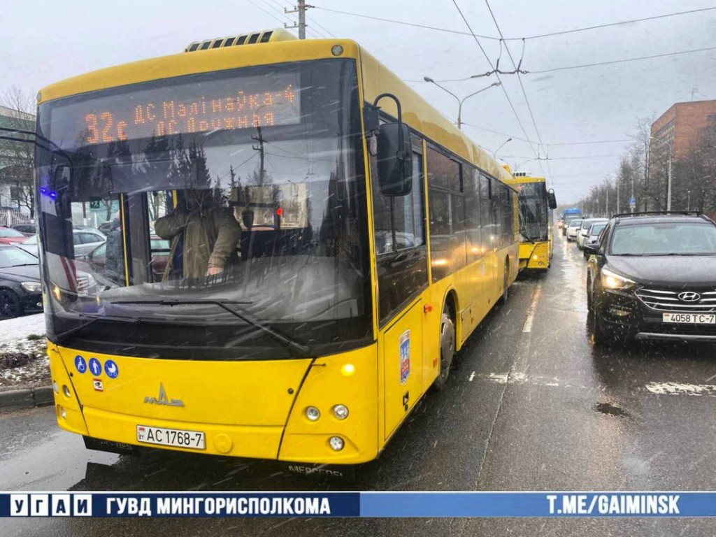 Девять человек попали в больницу после аварии двух автобусов в Минске