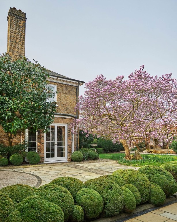 Дом солиста Queen Фредди Меркьюри продают в Лондоне за 38 миллионов долларов