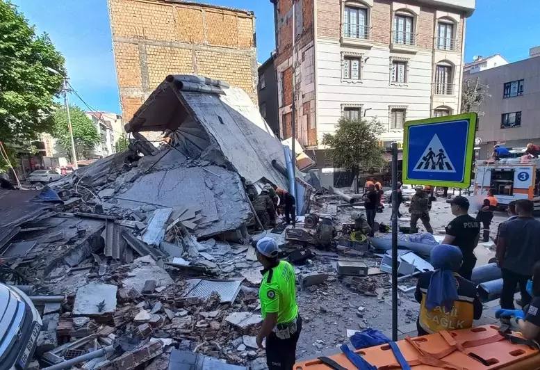 Дом рухнул в Стамбуле: есть погибший