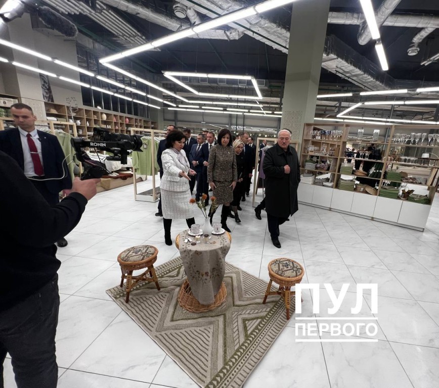 Лукашенко посетил "Первый национальный торговый дом"