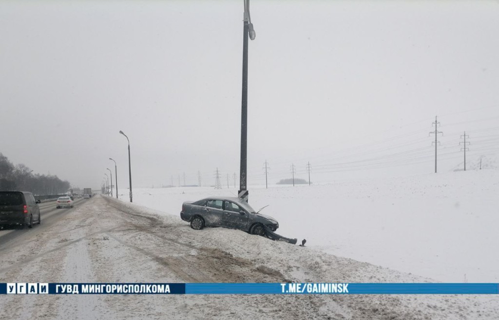 На МКАД водитель врезался в столб