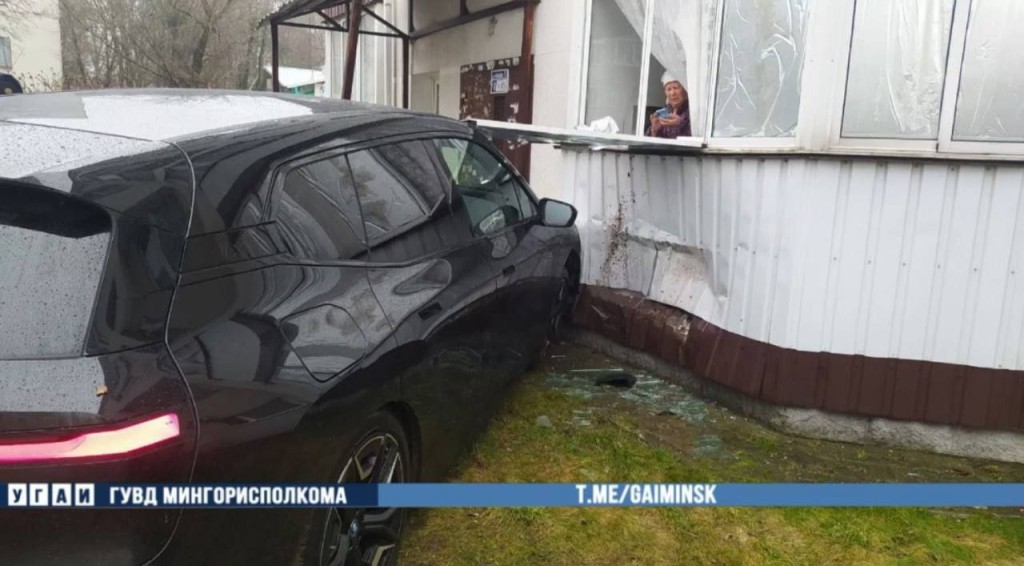 Водитель BMW въехала в многоэтажку в Минске