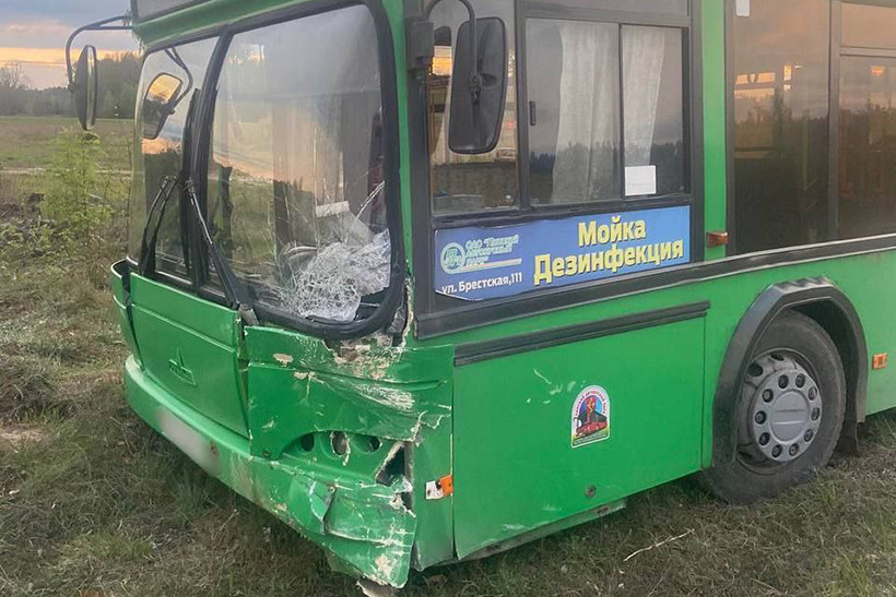 Пьяный водитель Ford на встречке врезался в автобус с пассажирами