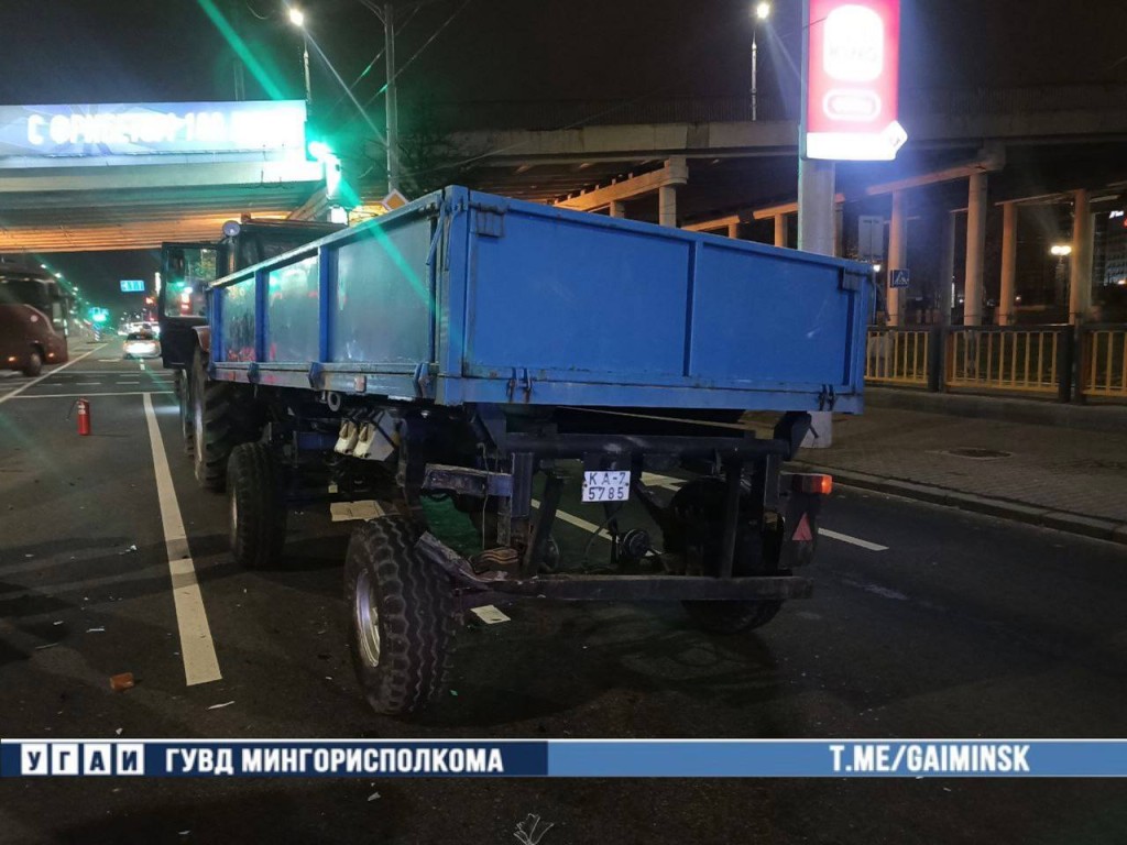 Таксист уснул за рулем и столкнулся с трактором в Минске