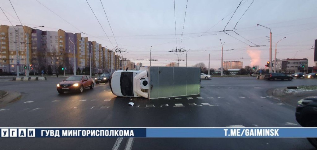 Грузовик от удара перевернулся в Минске