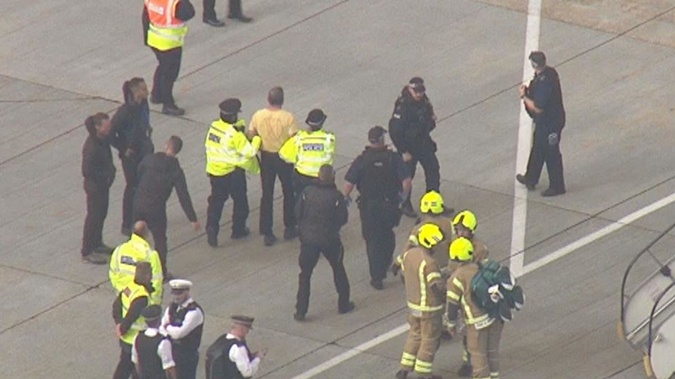 Экоактивист забрался на крышу самолета в аэропорту Лондона