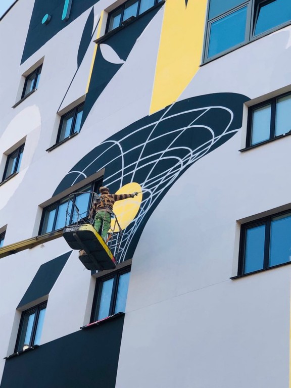В Минске разрисовывают здание по эскизу брестской художницы