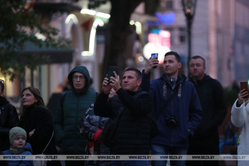 Фотофакт: в Бресте ежедневно собираются на зажжение фонарей на Советской