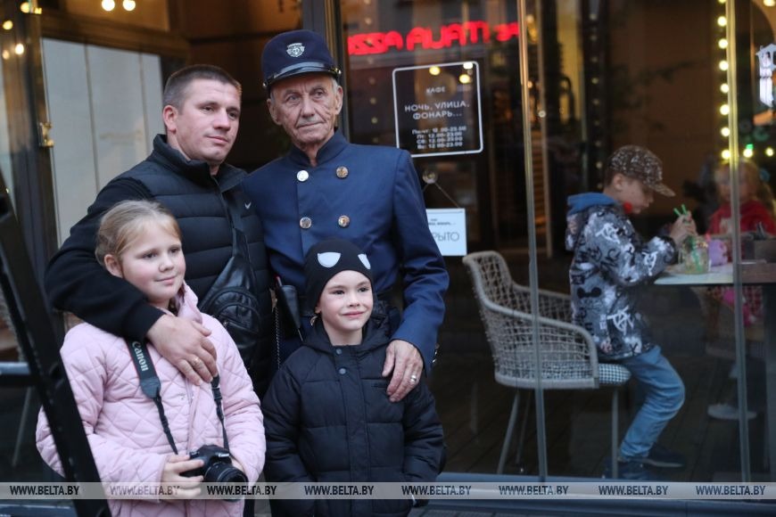 Фотофакт: в Бресте ежедневно собираются на зажжение фонарей на Советской
