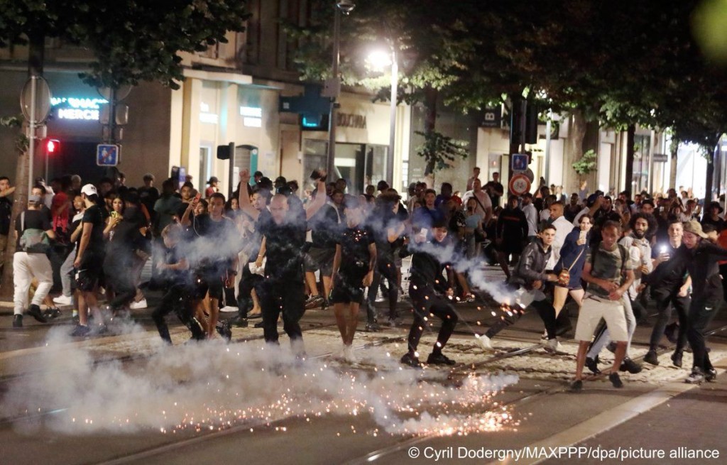 Беспорядки продолжаются во Франции: протестующие напали на дом мэра