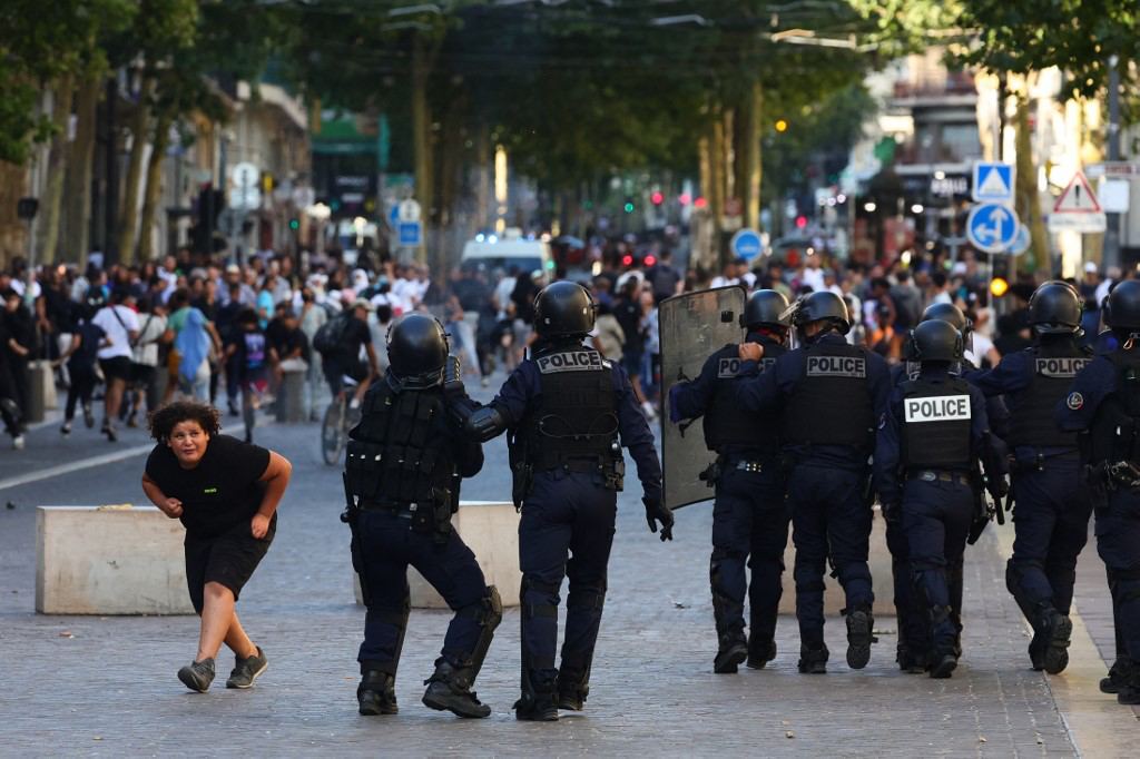 Беспорядки продолжаются во Франции: протестующие напали на дом мэра