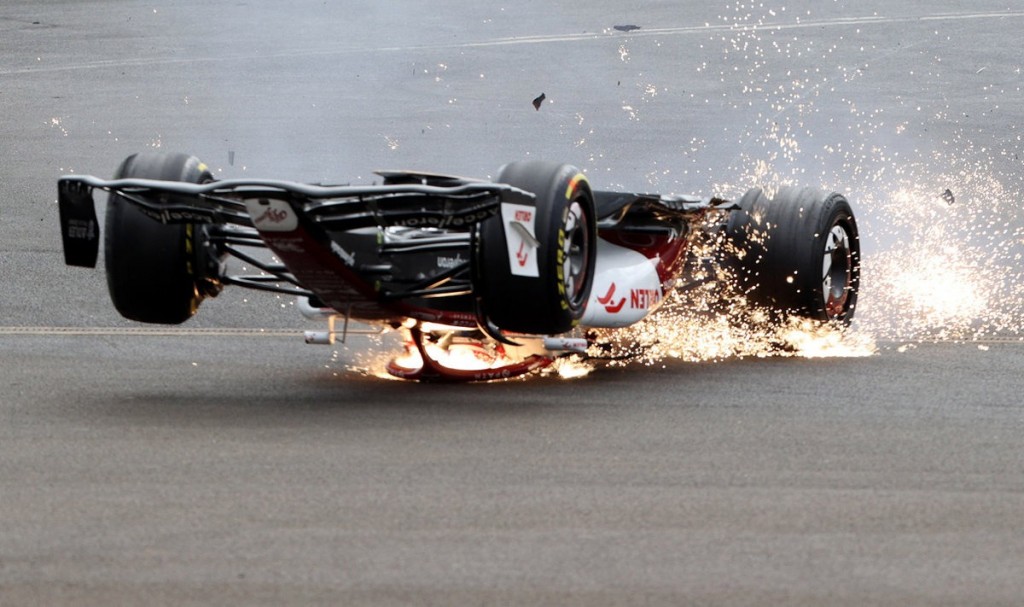 Страшная авария на гран-при «Формулы-1»: гонщик чуть не вылетел на зрителей