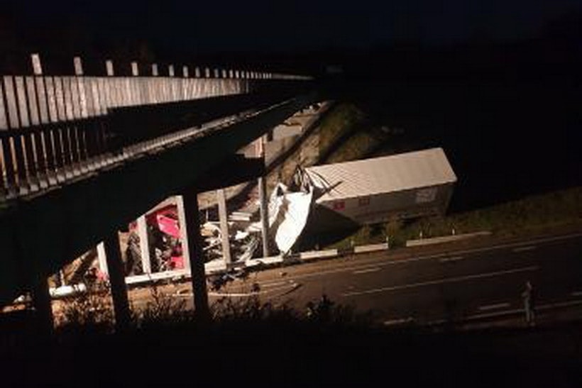 Фура врезалась в мост под Новогрудком: водитель погиб