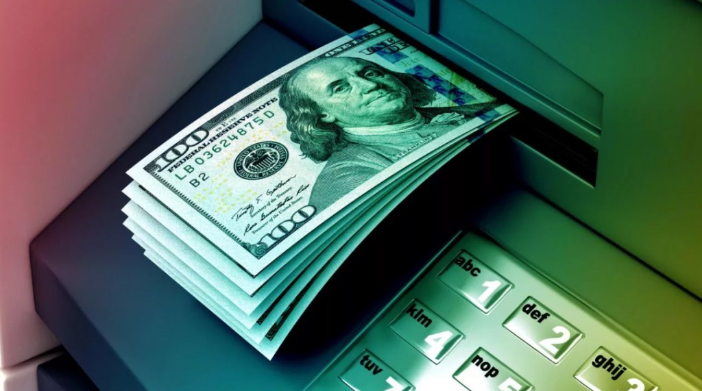 До $100 в месяц. Какие ограничения на снятие валюты устанавливают белорусские банки
